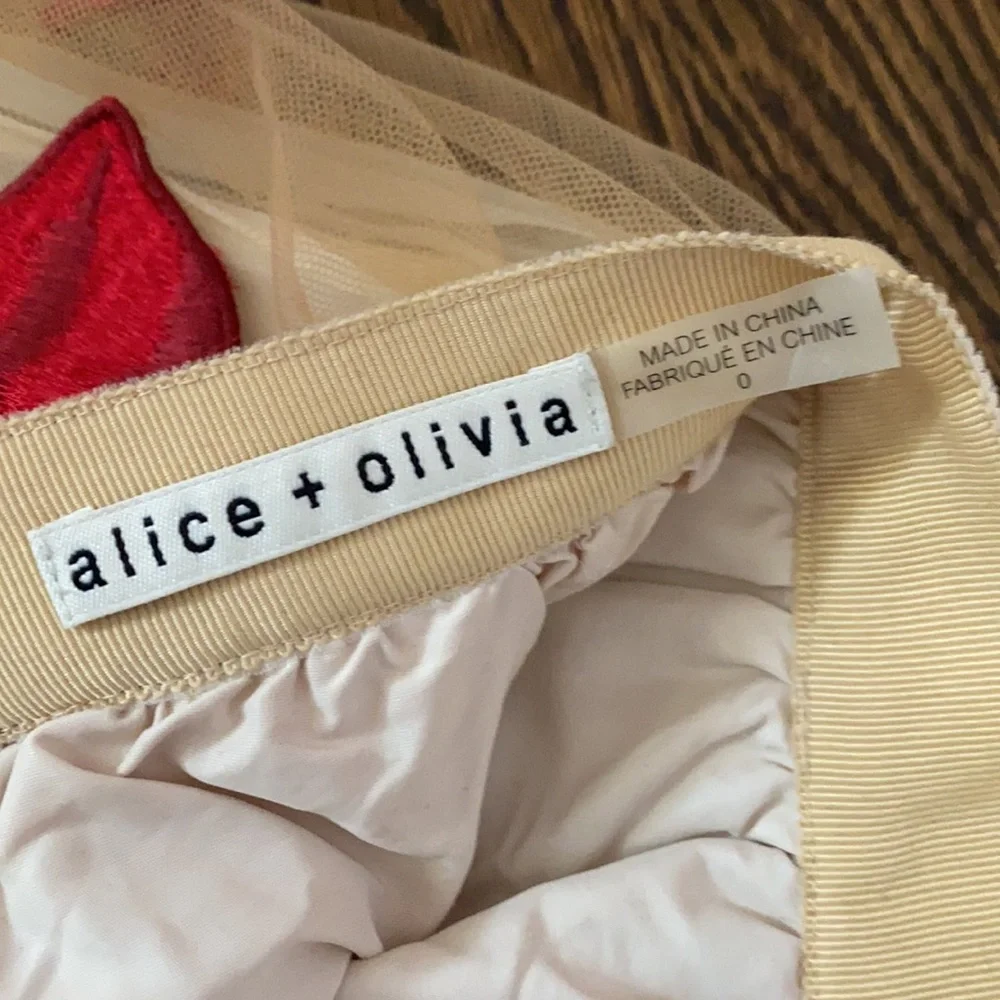 Iconic Alice and Olivia lip skirt tulle embroidered kisses - Picture 6 of 8